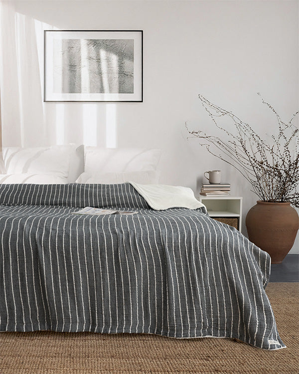 Dreamy Stripe Plush Blanket – Black - SAND CLOUD